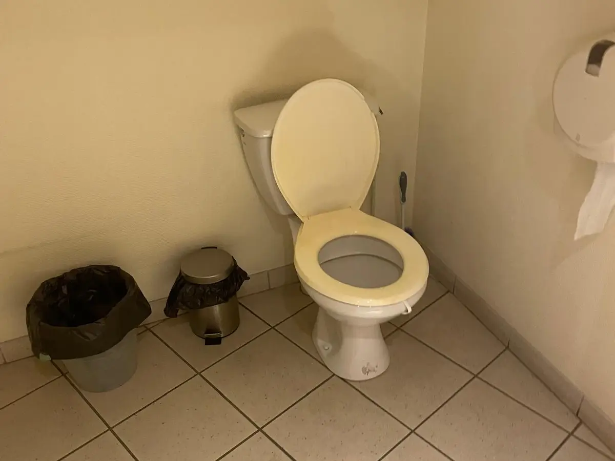 WC avec carrelage blanc