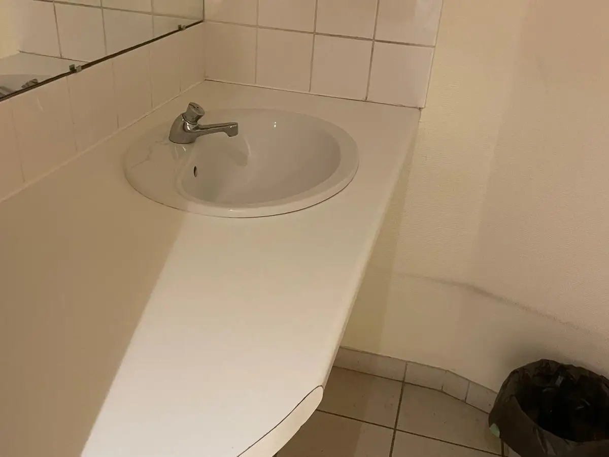 Lavabo dans une salle d'eau carrelée