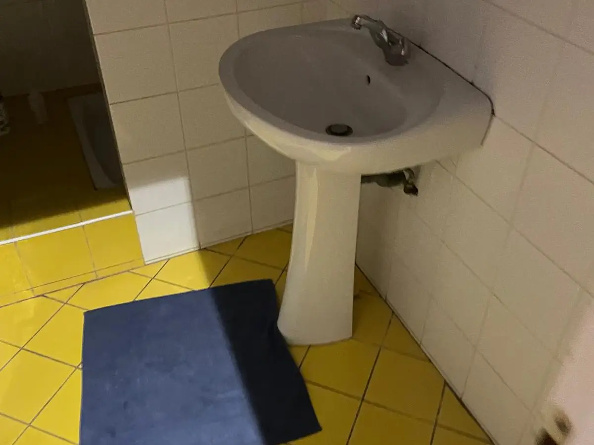 Lavabo et sol carrelé jaune