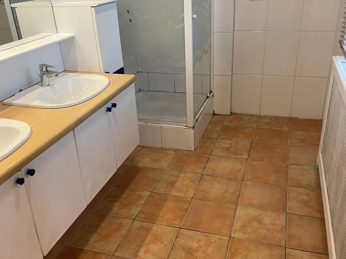 Salle de bain avec douche