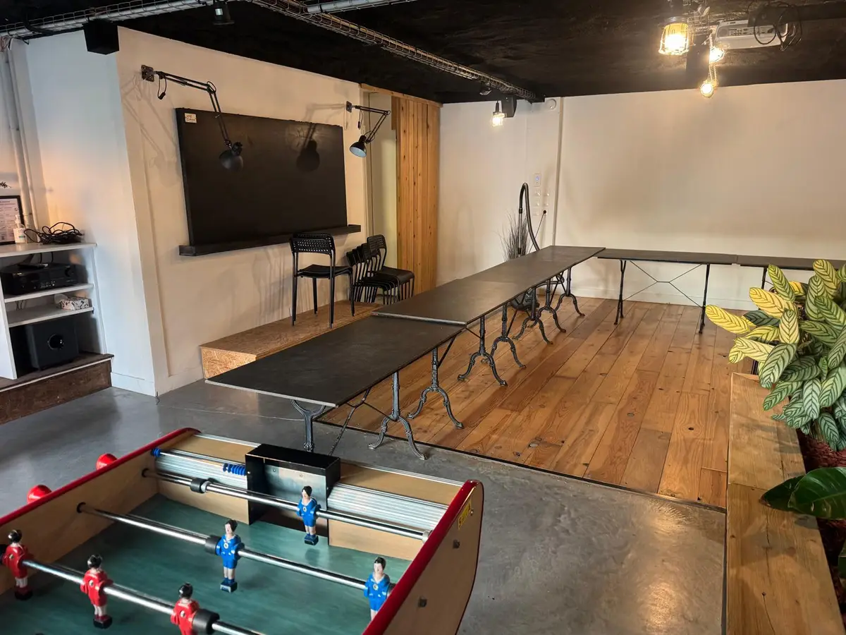 Salle commune avec baby-foot et parquet
