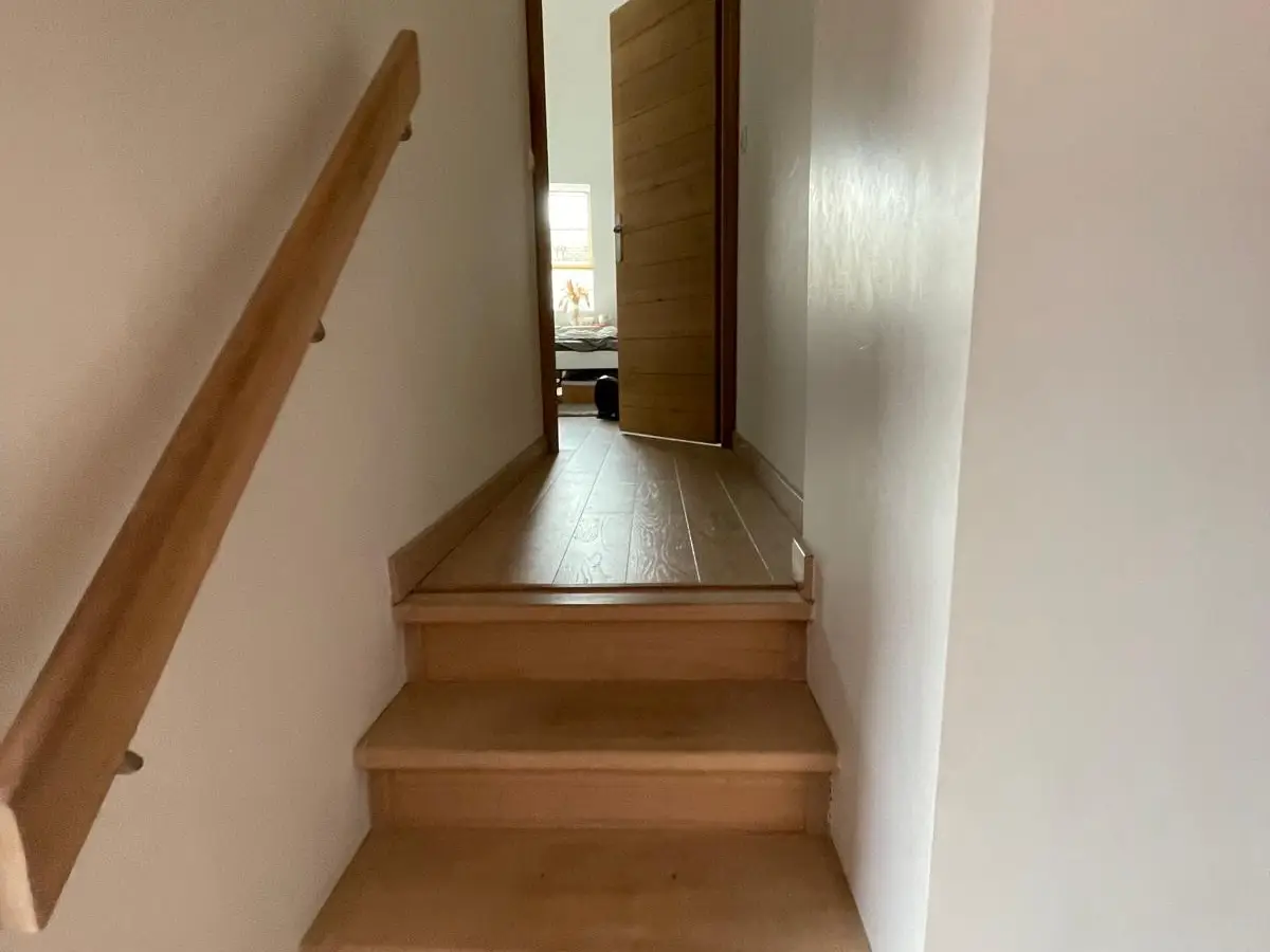 Escalier avec rampe en bois