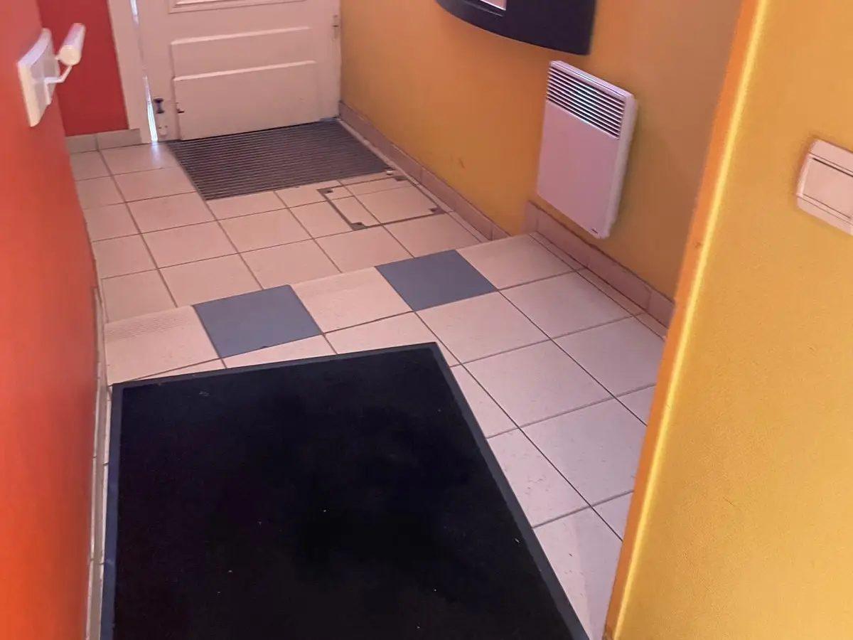 Entrée carrelée avec tapis