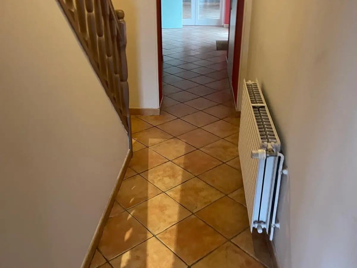 Couloir carrelé avec escalier