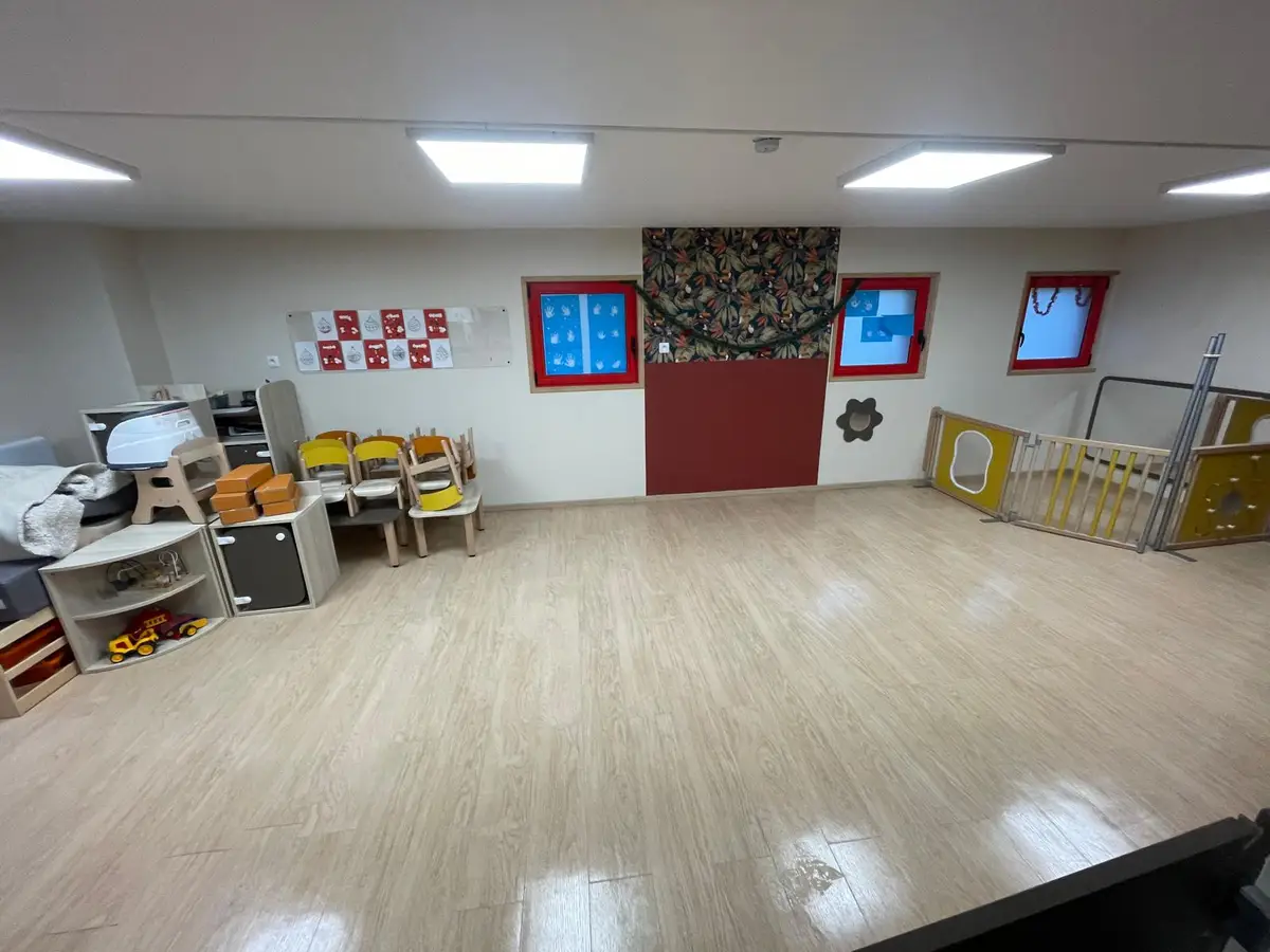 Salle de crèche au sol brillant