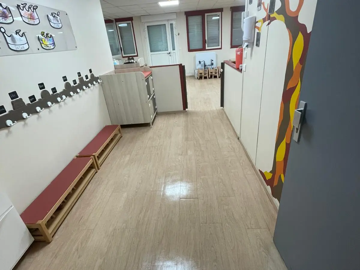 Couloir de crèche au sol brillant