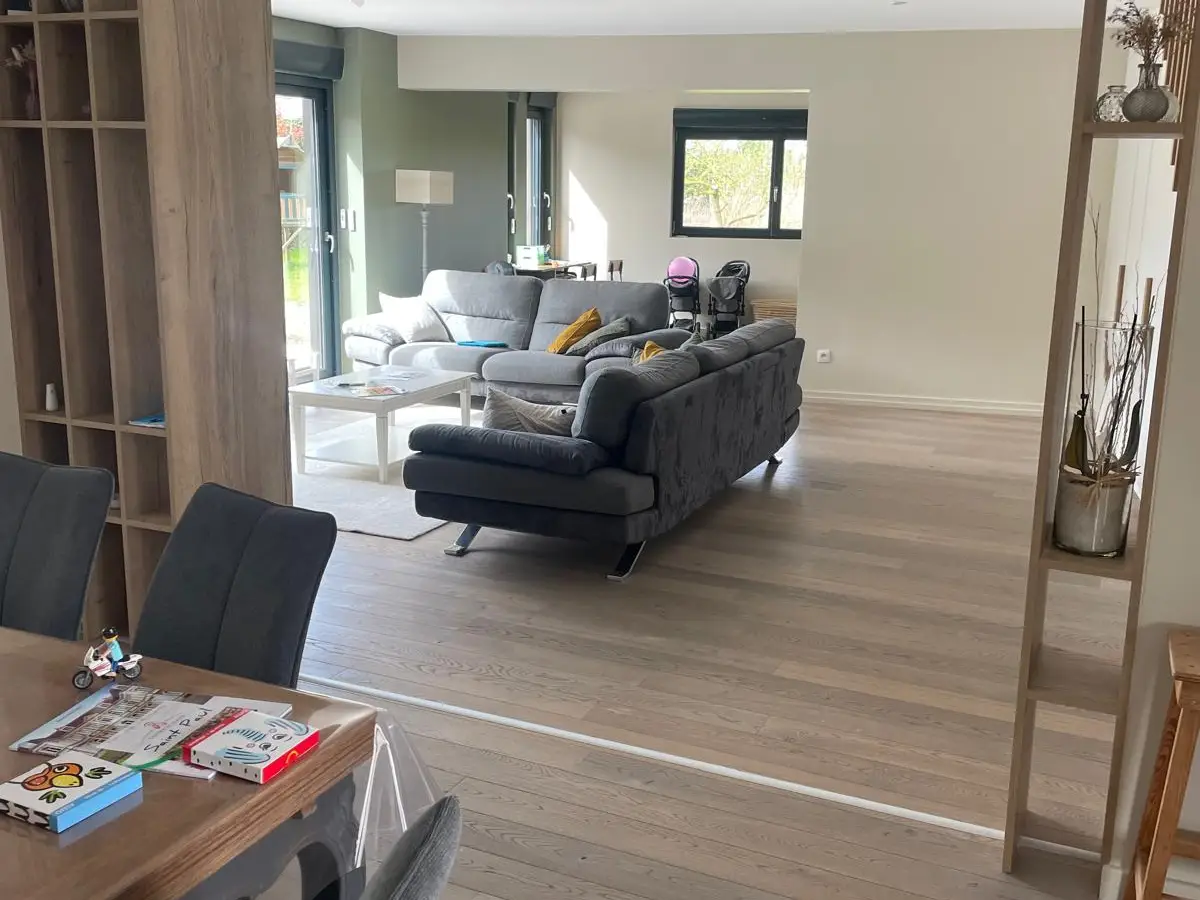 Séjour avec parquet propre