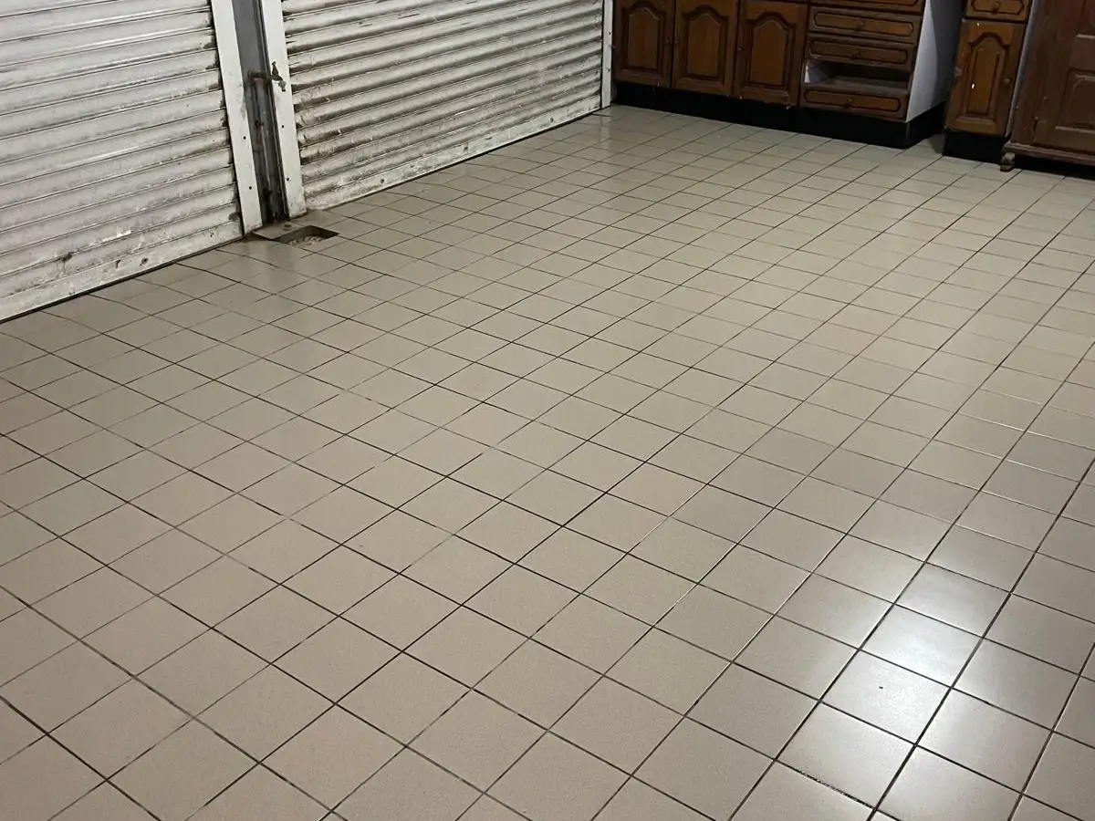 Pièce carrelée vide