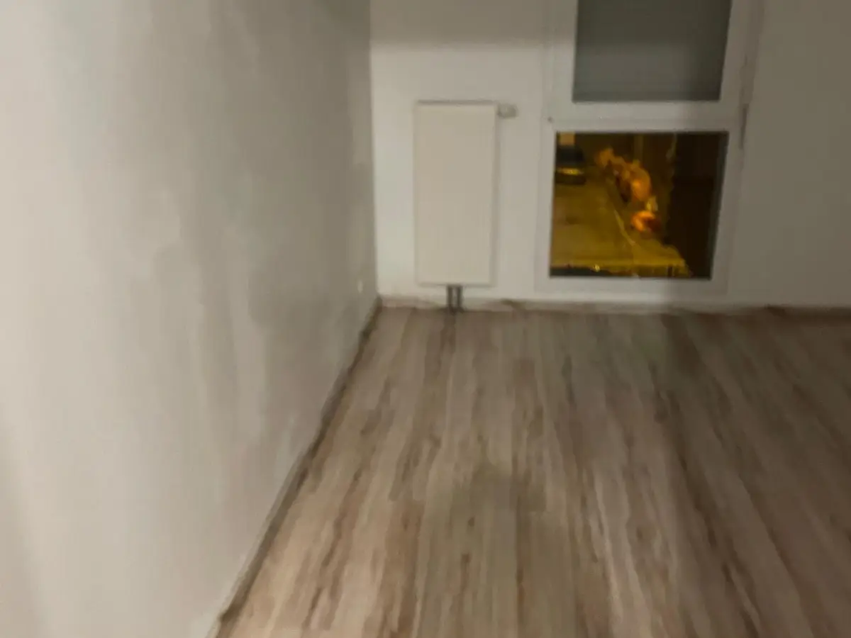 Couloir de logement vide au sol stratifié