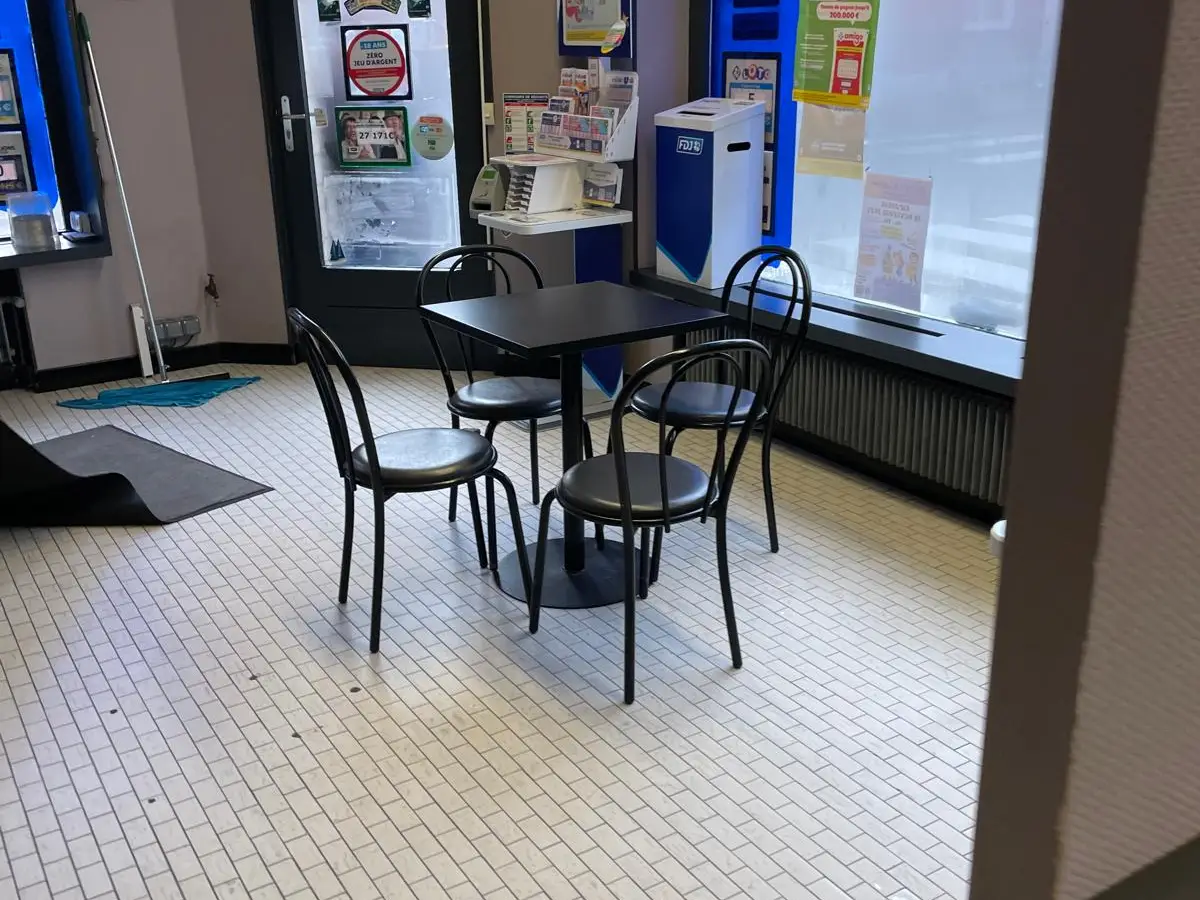 Coin café avec carrelage beige et tables