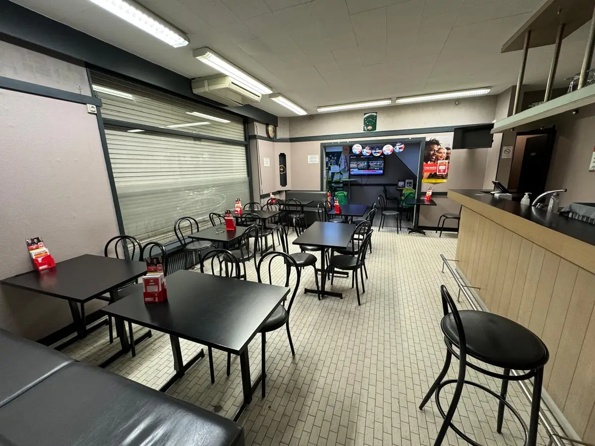 Salle de café avec comptoir et carrelage