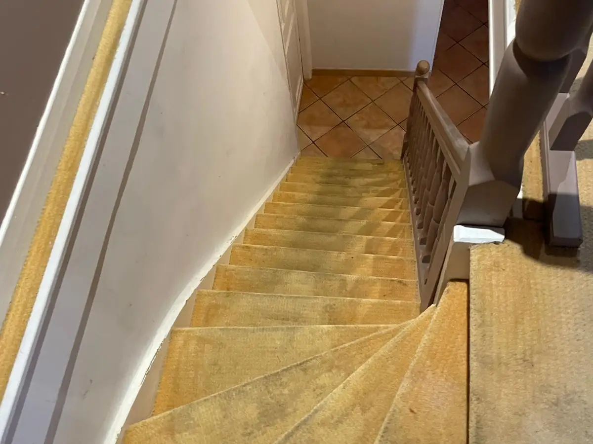 Escalier d'une maison vidée