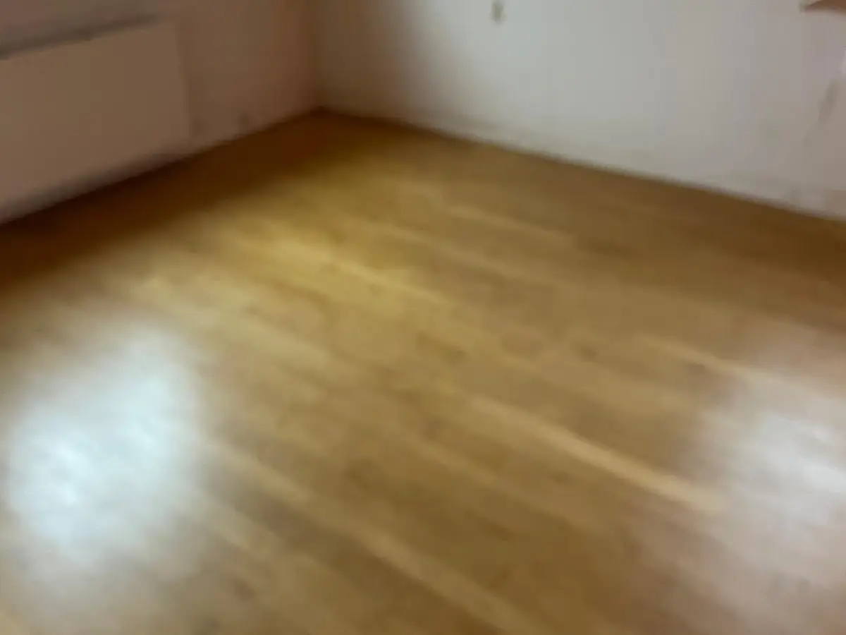 Pièce vide au parquet