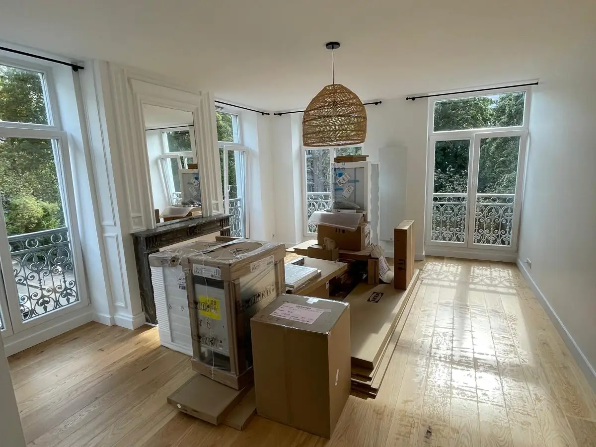 Salon lumineux a parquet en chene et grandes fenetres apres travaux