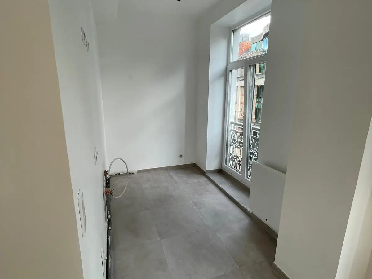 Piece vide au carrelage gris propre apres travaux