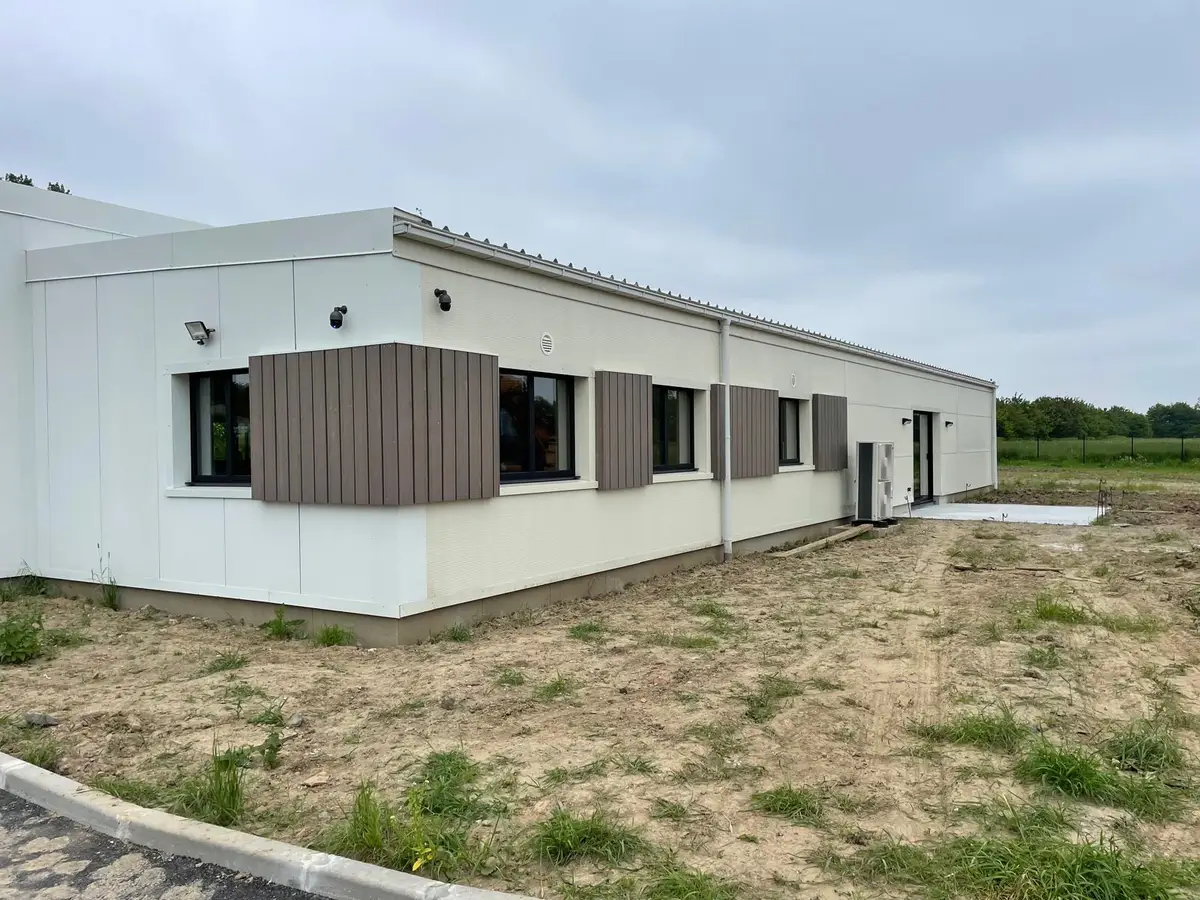 Batiment neuf de plain-pied a bardage clair