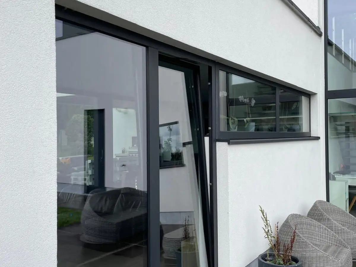Baie vitree coulissante aux vitres propres sur facade blanche