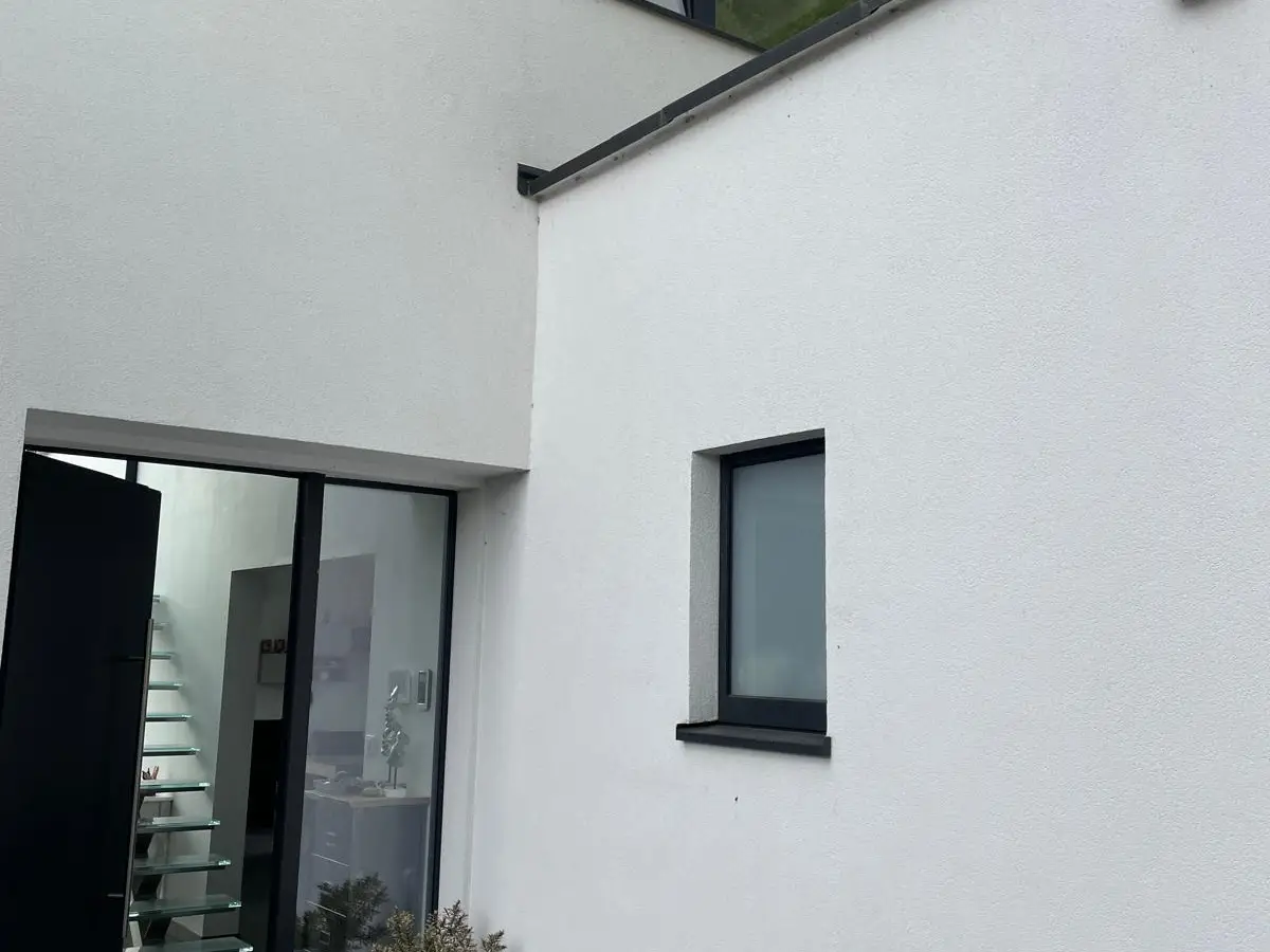 Facade blanche et baies vitrees en aluminium anthracite