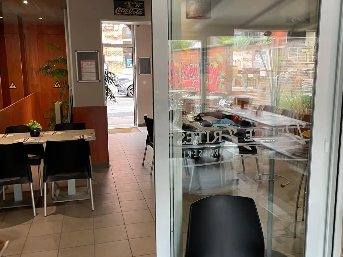 Porte vitree d'un restaurant vue de l'interieur