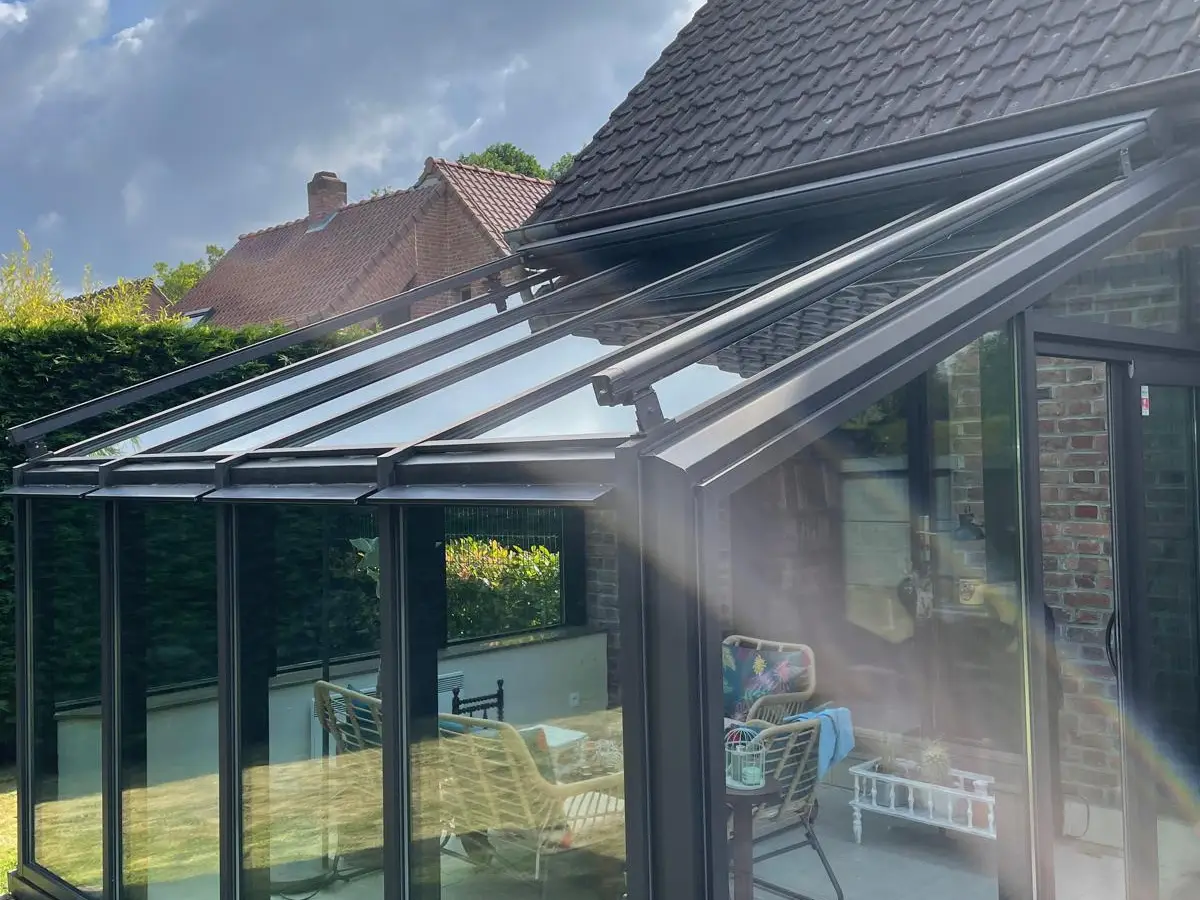 Veranda aux vitres propres a ossature aluminium noir
