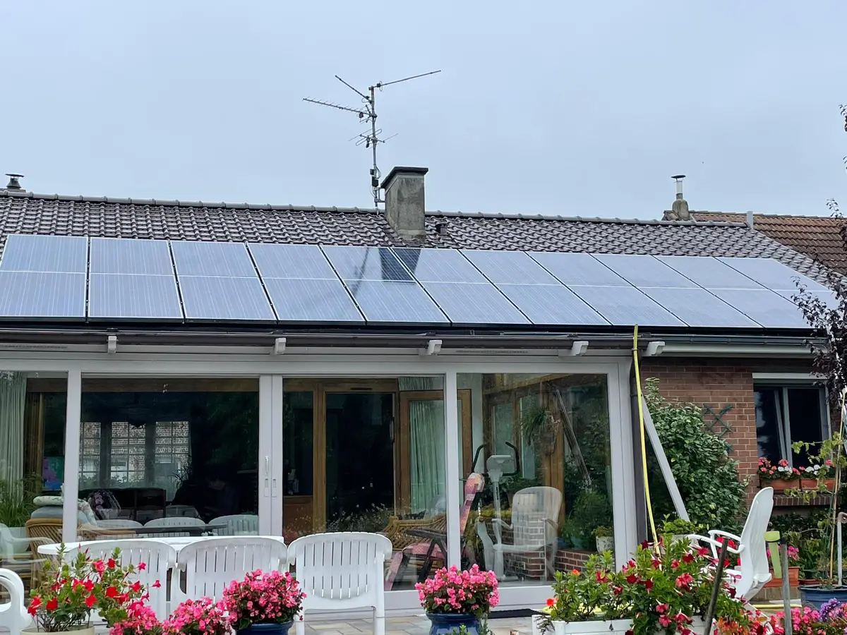 Veranda et terrasse fleurie sous panneaux solaires