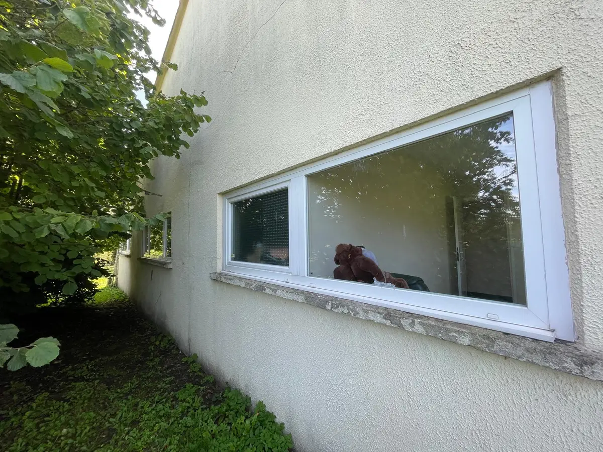 Longue fenetre sur facade claire