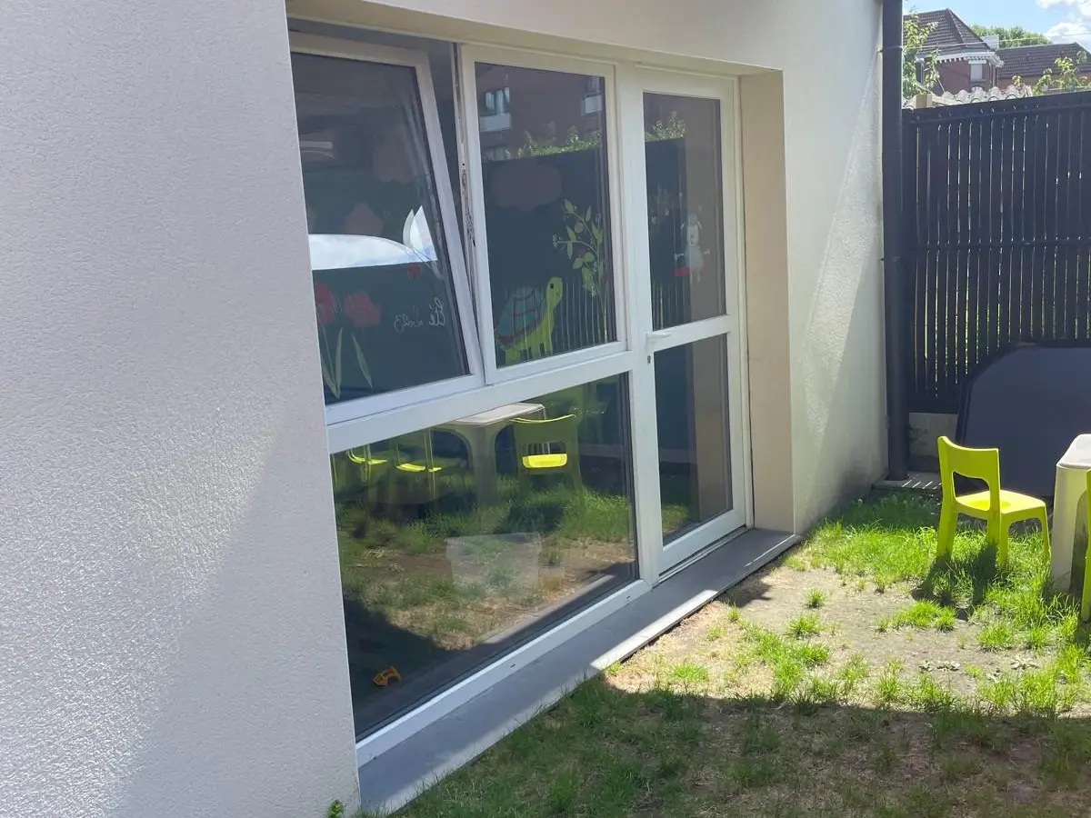 Fenetres d'une creche donnant sur le jardin