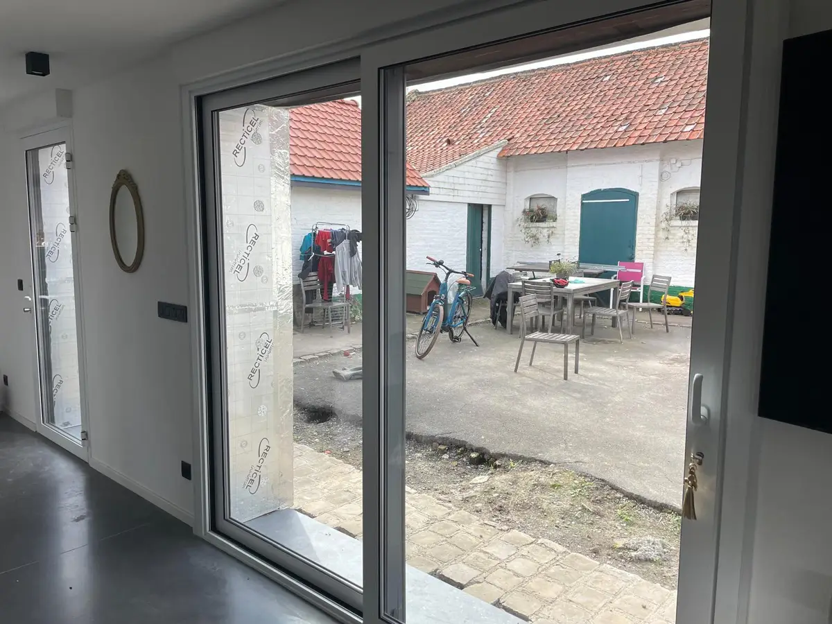 Baie coulissante donnant sur une cour
