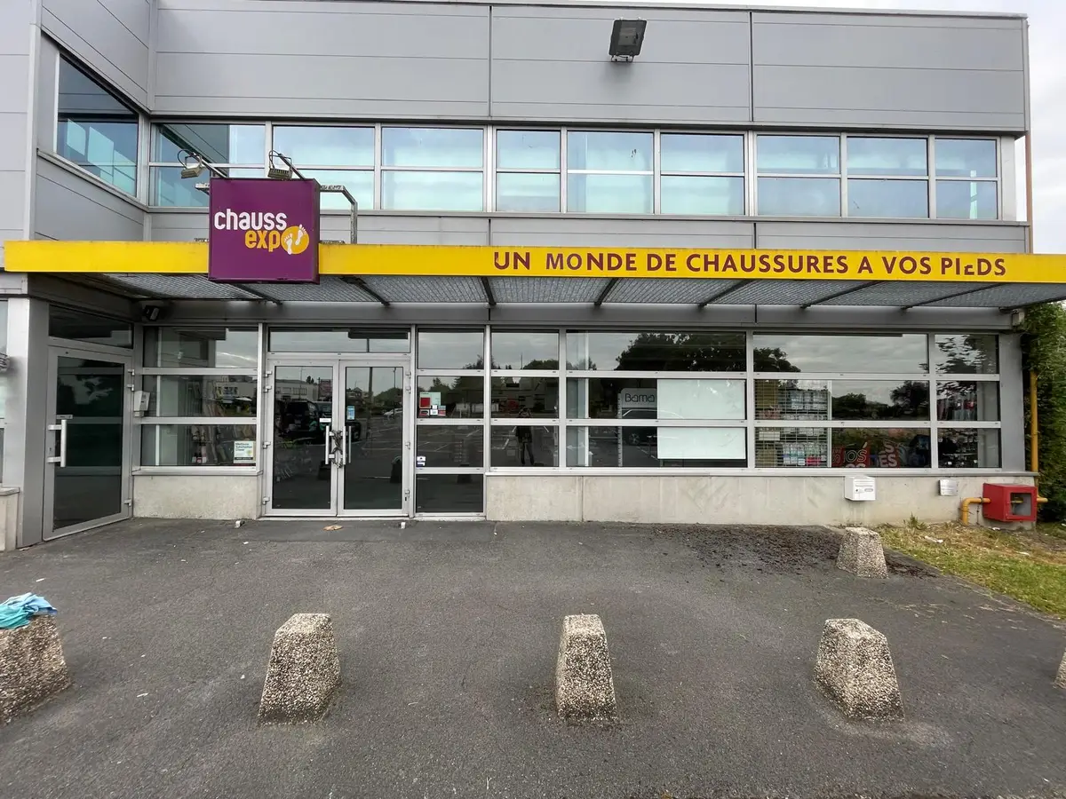 Facade vitree d'un magasin de chaussures