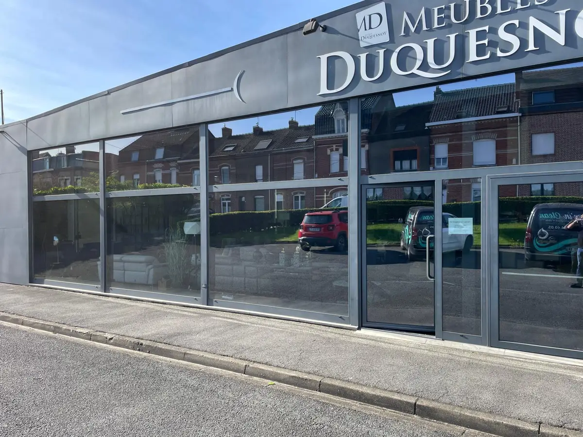 Grande vitrine d'un magasin de meubles