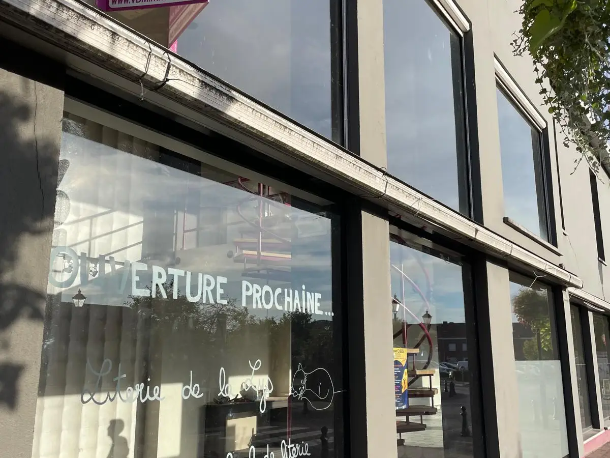 Vitrine d'un commerce avant ouverture