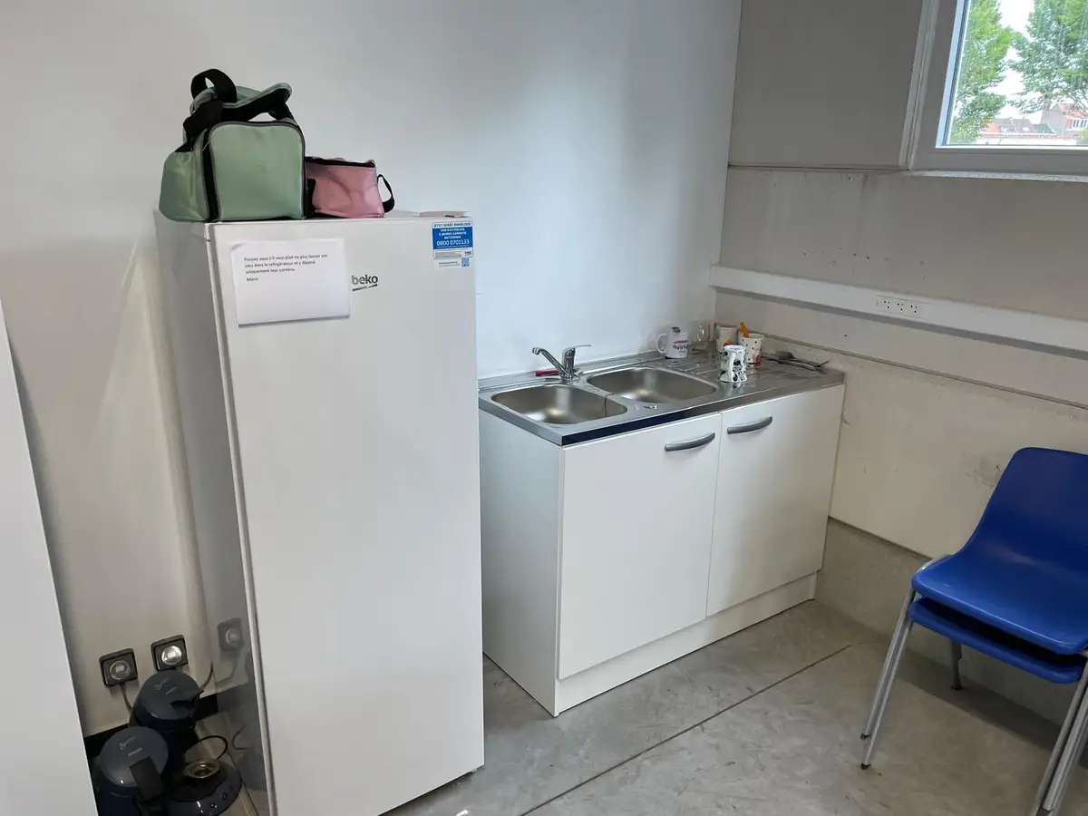 Coin cuisine d'entreprise avec evier et refrigerateur