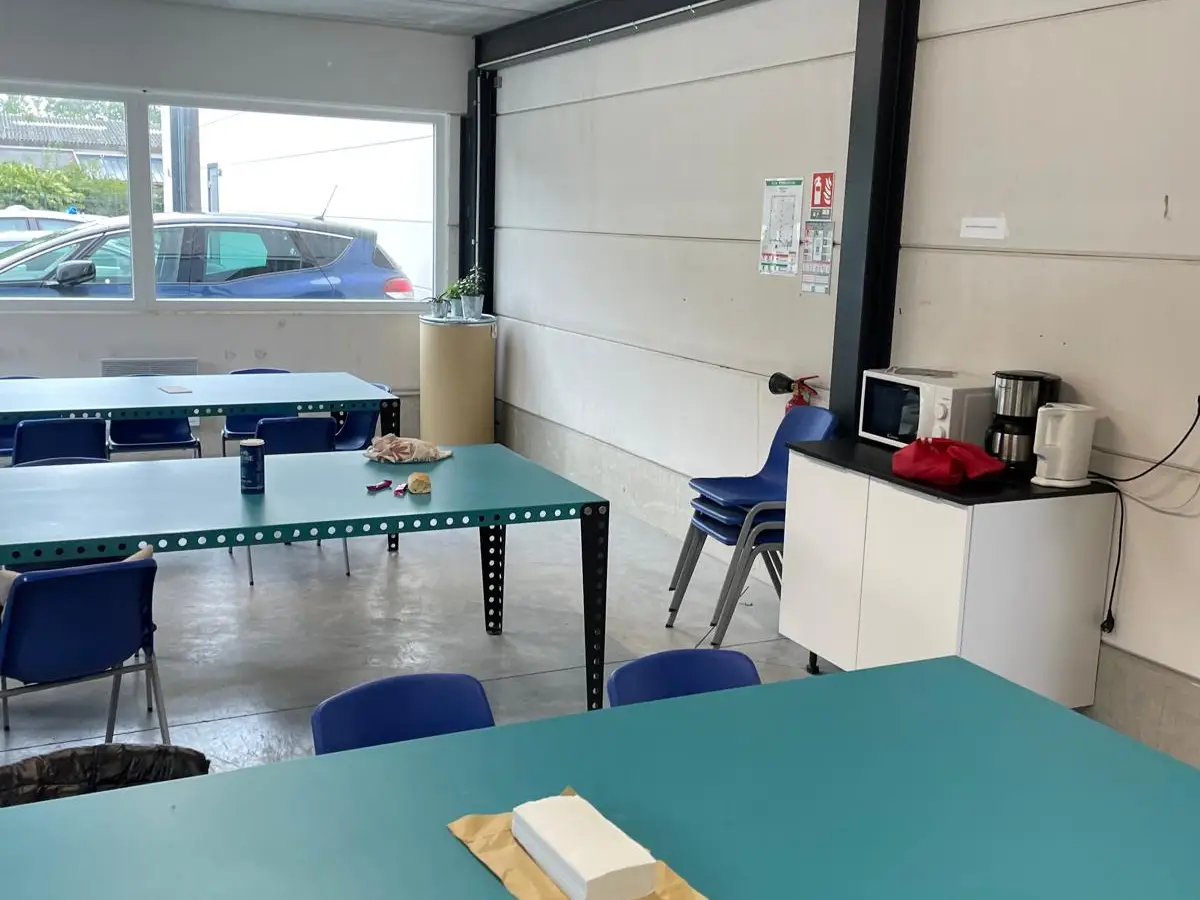Salle de repos d'entreprise, tables et chaises