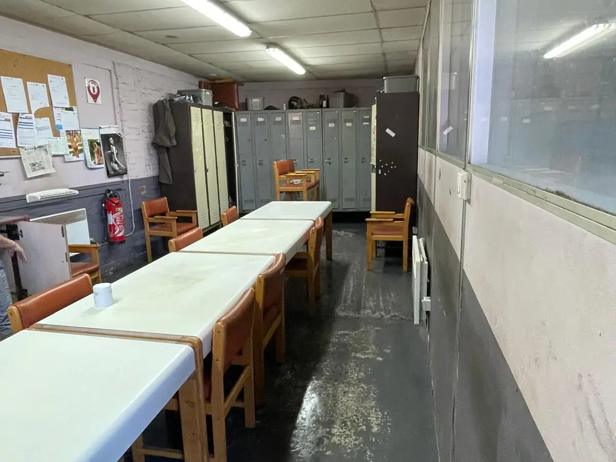 Refectoire avec tables et sol lave