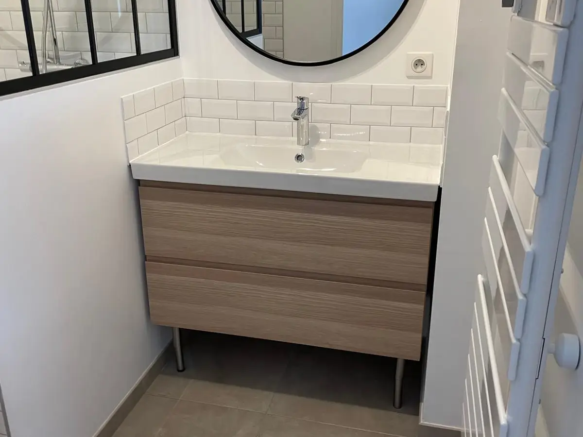 Salle de bain moderne : vasque, miroir rond, verriere et carrelage metro