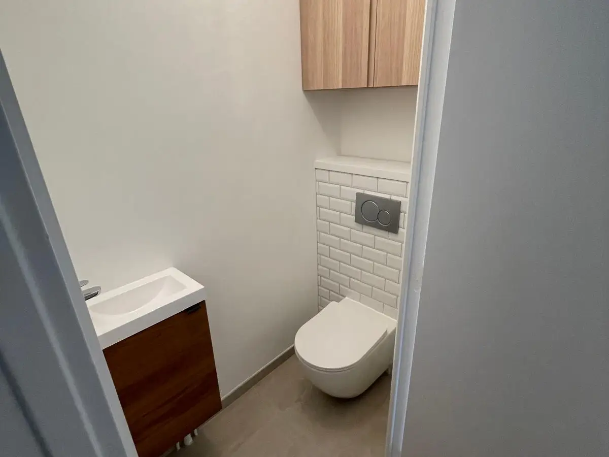 Toilettes suspendues propres dans un appartement renove