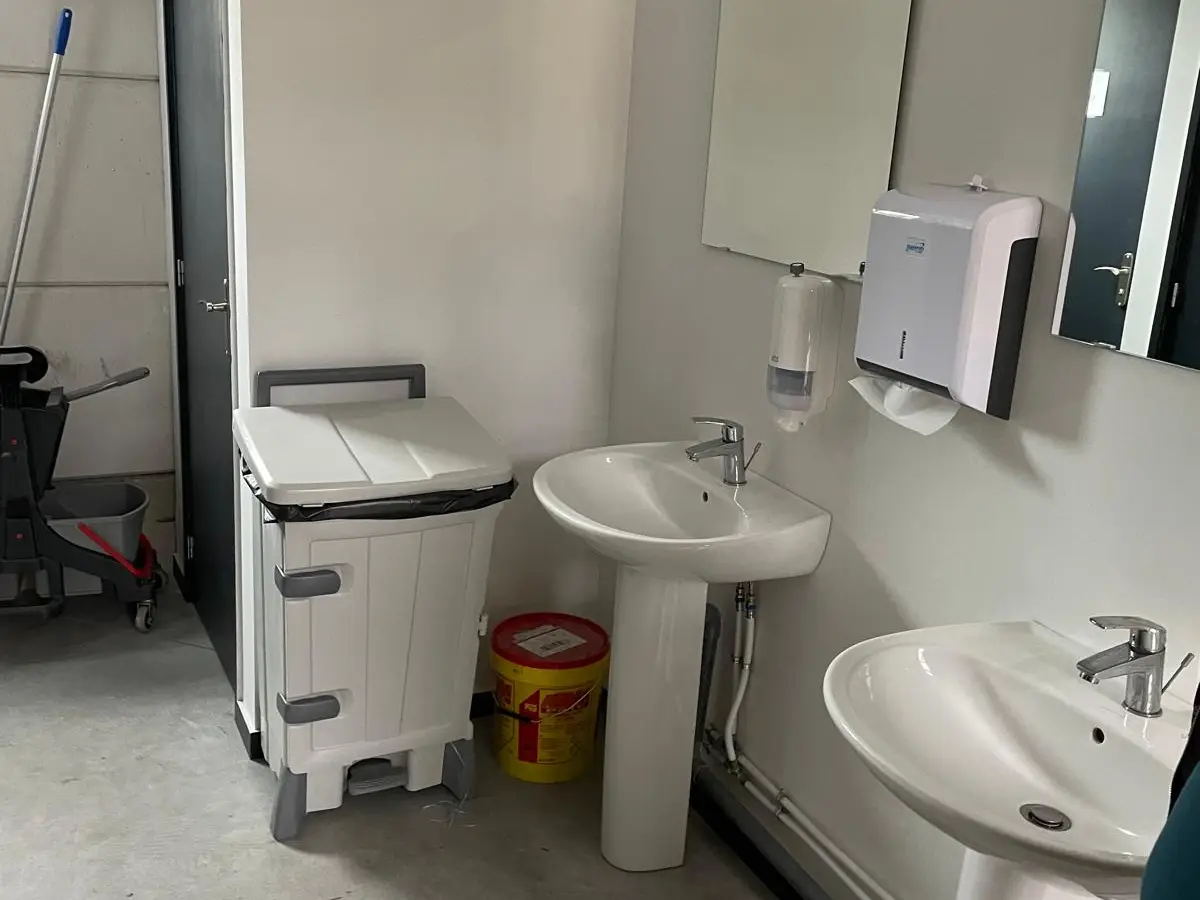 Sanitaires d'entreprise : lavabos, distributeur d'essuie-mains, poubelle