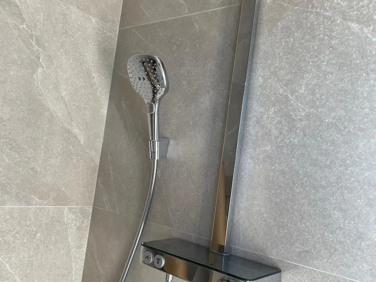 Douche a l'italienne avec carrelage grand format