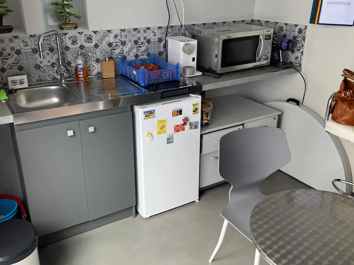 Coin cuisine de bureau avec table et refrigerateur