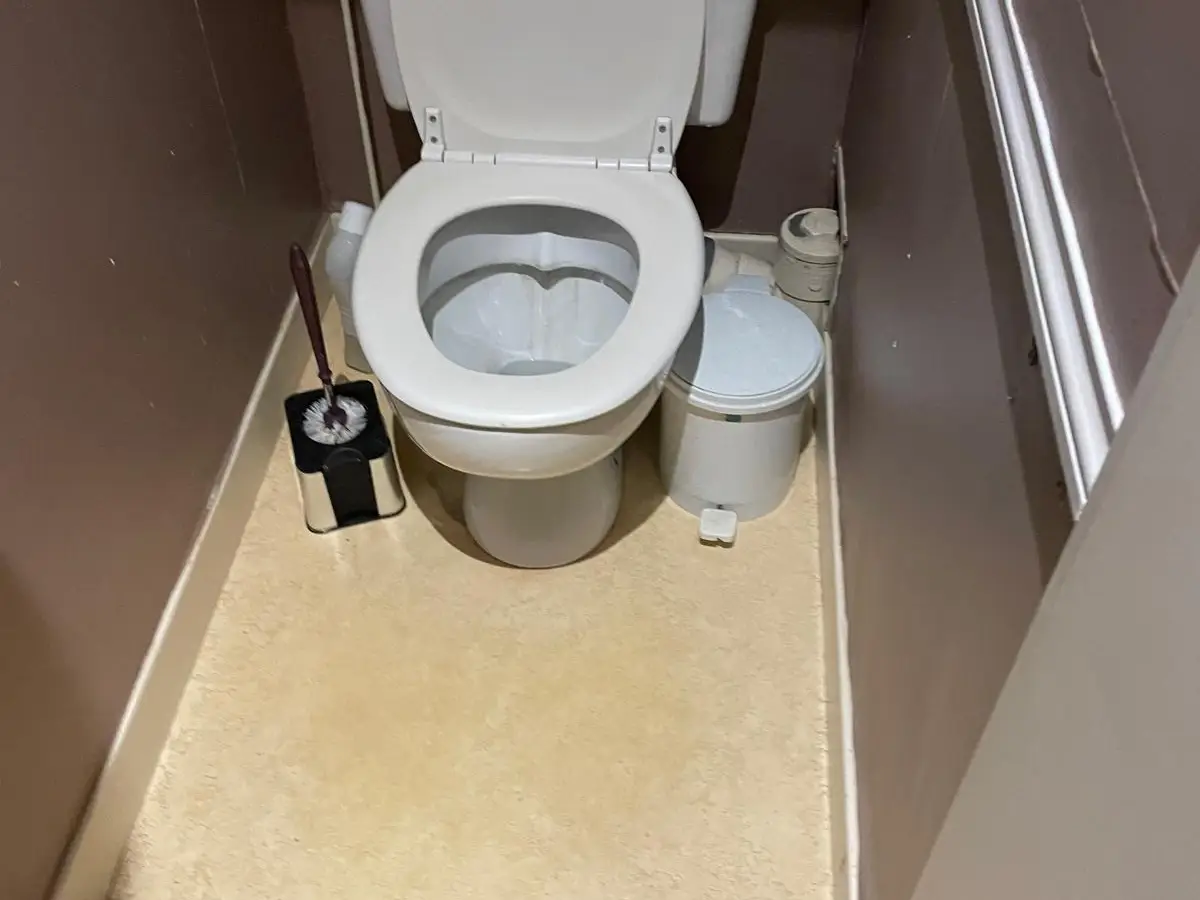 WC etroit avec sol clair