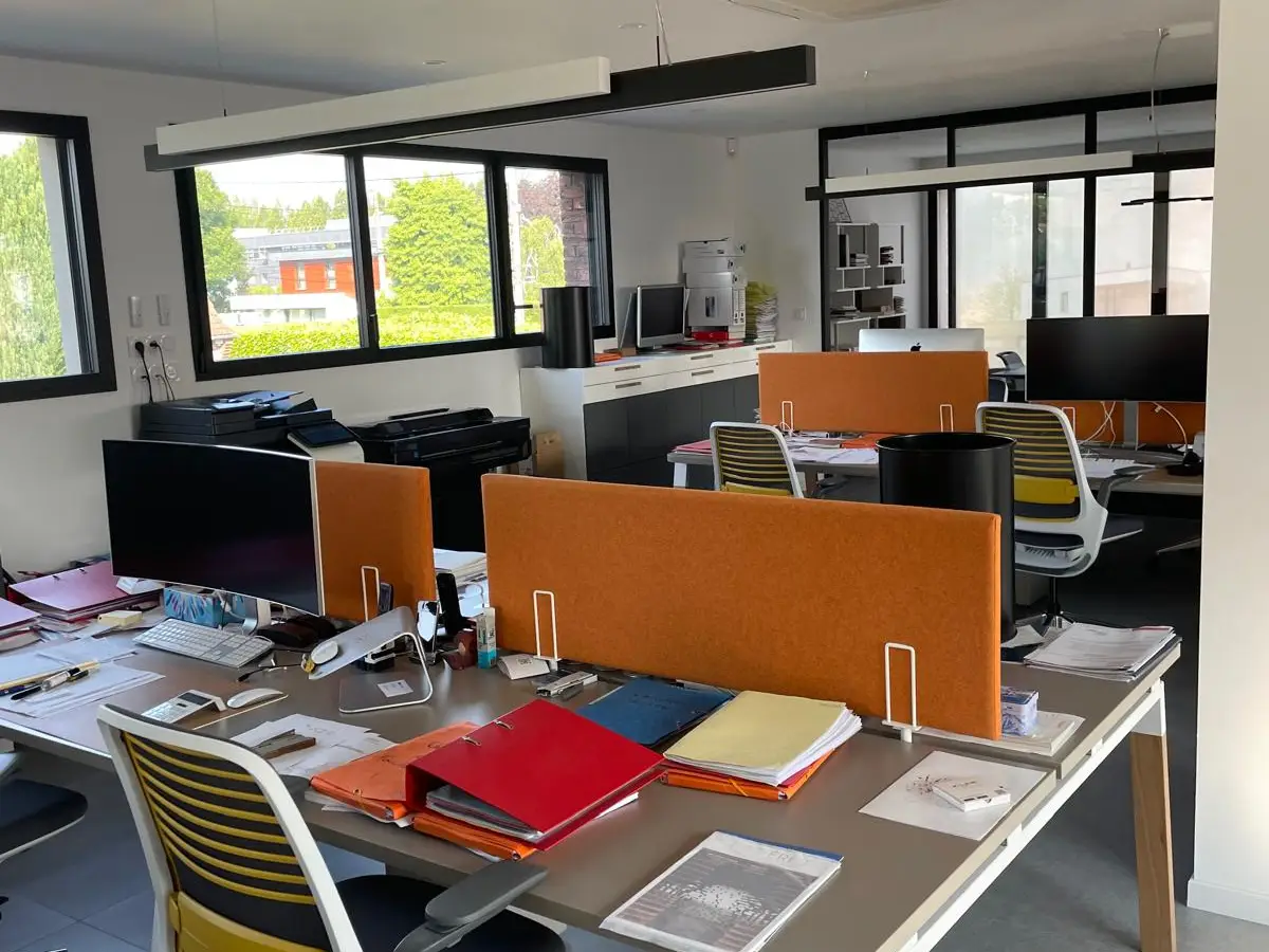 Open space de bureaux : postes de travail et fauteuils