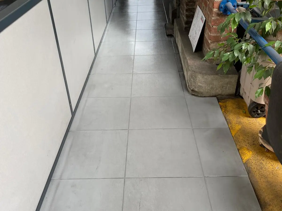 Couloir de bureaux au carrelage gris