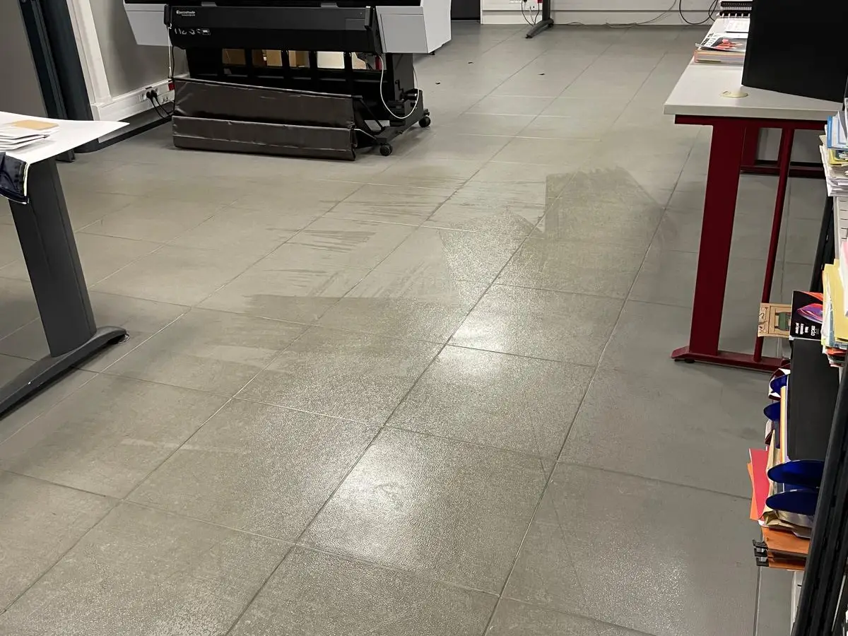 Bureaux au carrelage gris propre