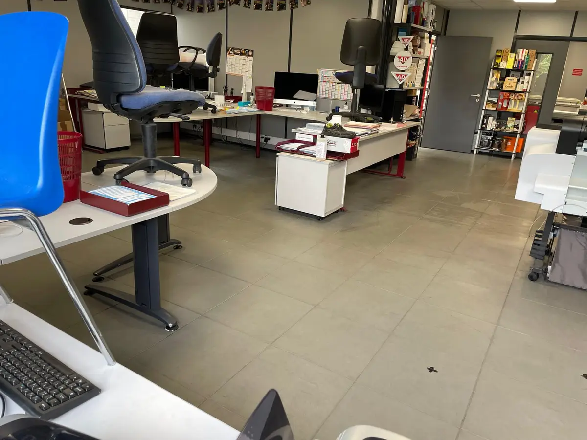 Open space de bureaux au sol carrele