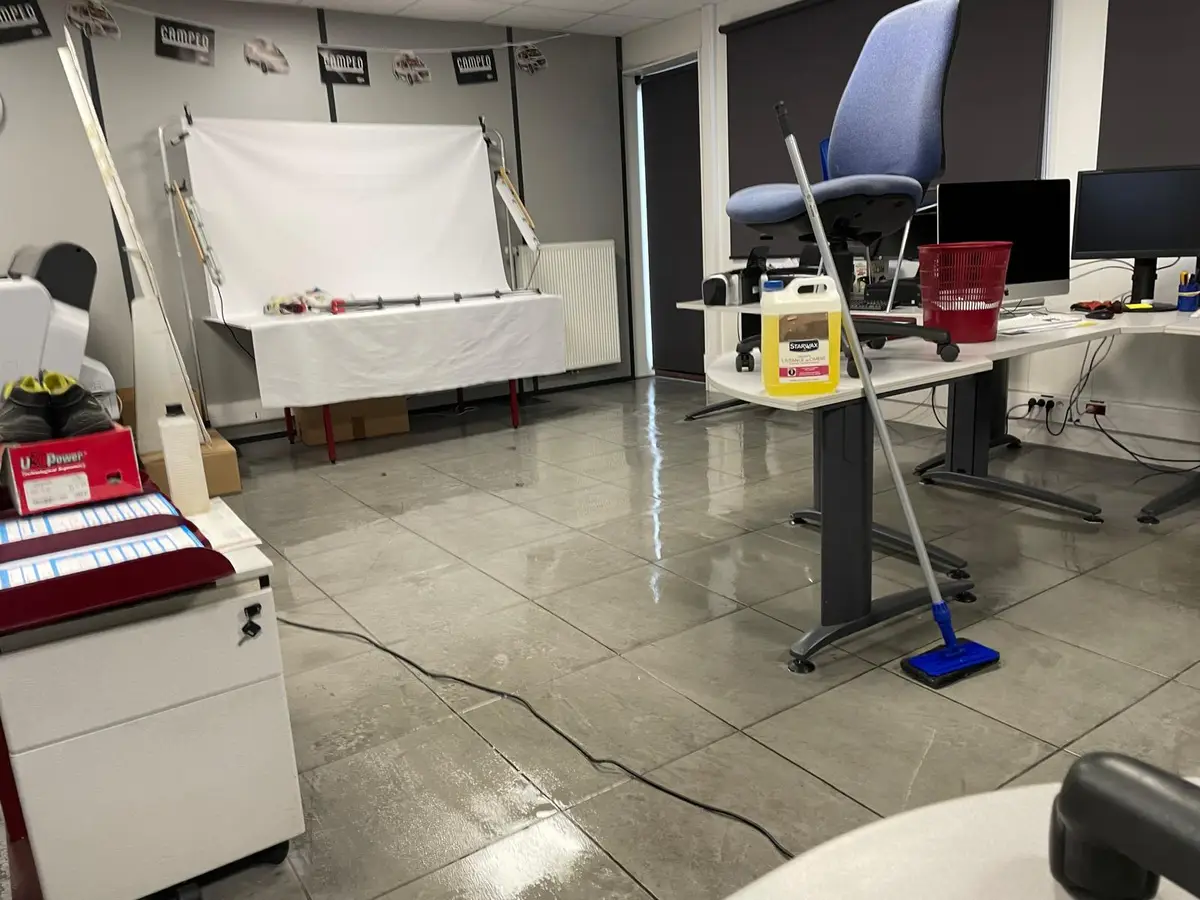 Sol carrele de bureau lave avec balai a franges