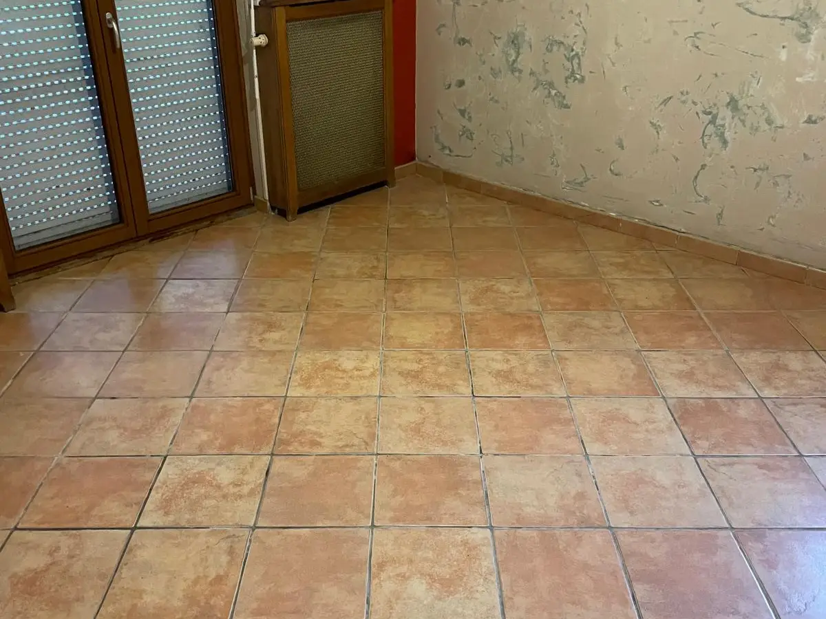 Piece vide au carrelage en terre cuite