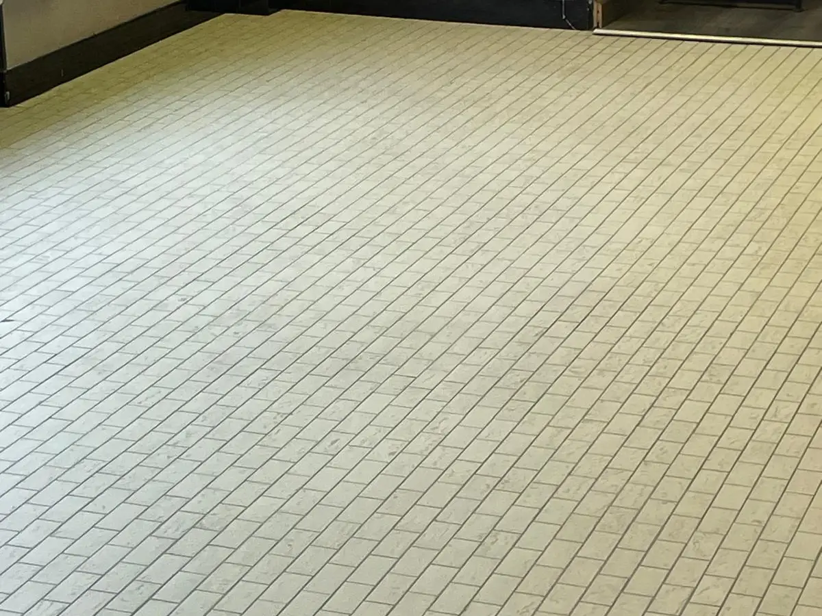 Salle de commerce au sol carrele propre