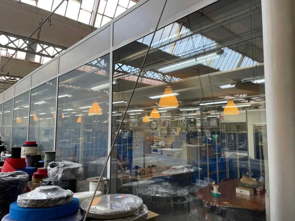 Cloison vitrée dans un atelier