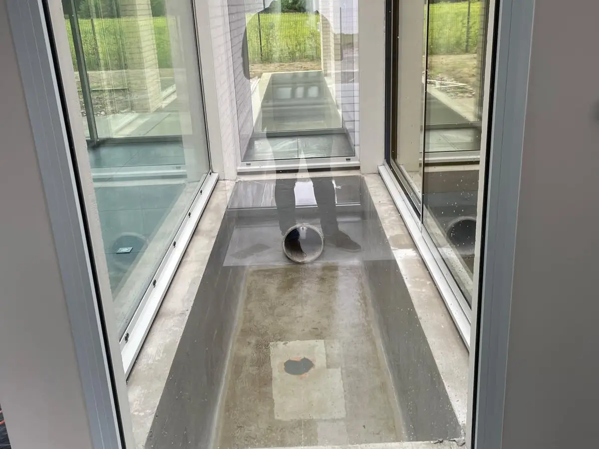 Couloir vitré lumineux, vitres propres