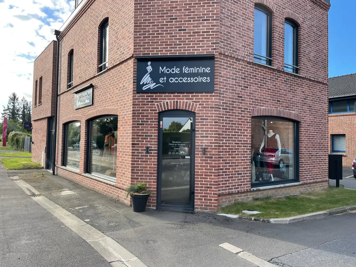 Façade de boutique de mode féminine, vitrines propres